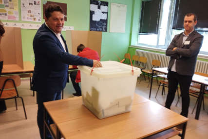 Predsjednik Ujedinjene Srpske glasao u Banjaluci (FOTO)