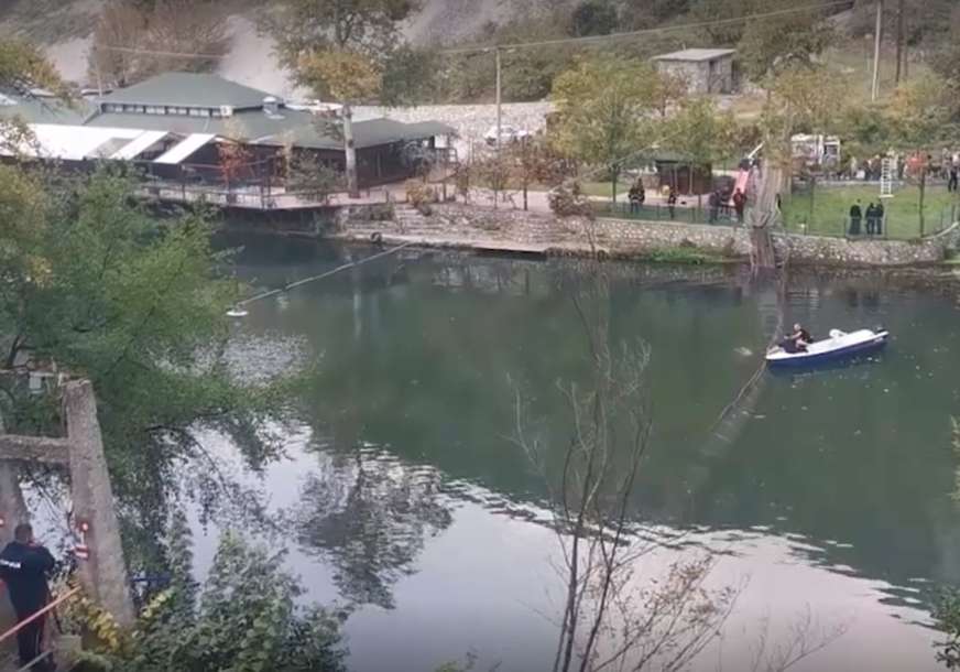 RASTE BROJ ŽRTAVA Dvije žene poginule nakon pucanja visećeg mosta, preživjele izvlače iz vode (VIDEO)
