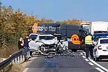 Pobjegao sa mjesta nesreće: Smrskao automobil i bočnu stranu kombija (VIDEO)