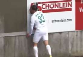 STRAVIČNA POVREDA Fudbaler se zakucao glavom u betonski zid (VIDEO)