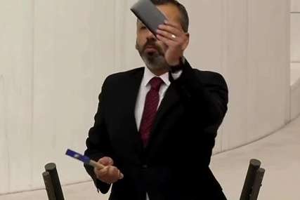 ŠOK U TURSKOM PARLAMENTU Poslanik čekićem uništio mobilni telefon tokom govora (VIDEO)