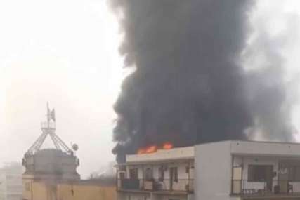 Vatra zahvatila kinesku robnu kuću: Crni dim se nadvio nad gradom (VIDEO)
