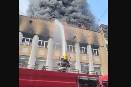 Stanari evakuisani, vatra guta krov: Vatrogasci u borbi s vatrenom stihijom koja je zahvatila zgradu (VIDEO)