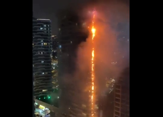 Gori neboder u Istanbulu: Plamen zahvatio od prvog do posljednjeg sprata (VIDEO)
