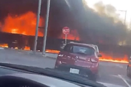 Ogromni požar u Meksiku: Uništio automobile i kuće, zahvatio i željezničku liniju (VIDEO)