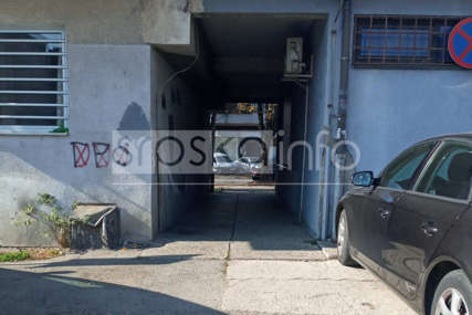 "Tragovi krvi po zidu, čaura na betonu" Prijedorčane uznemirio jeziv prizor na ulici (FOTO)