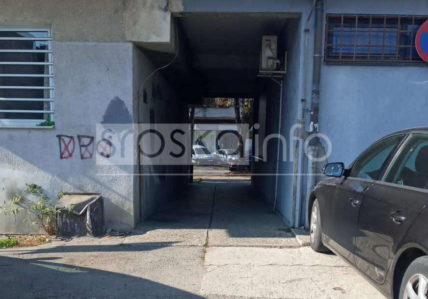 "Tragovi krvi po zidu, čaura na betonu" Prijedorčane uznemirio jeziv prizor na ulici (FOTO)