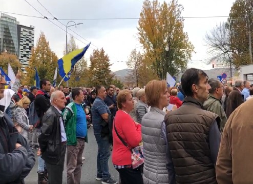 "Neka Šmit povuče nametnuto ili neka napusti BiH" Poruke građana sa protesta ispred OHR (VIDEO)