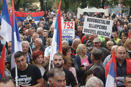 Bune se protiv krađe glasova: Građani se okupljaju na protestu opozicije u Banjaluci (FOTO)