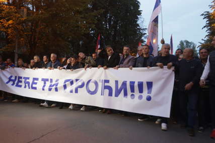 "NEĆE TI PROĆI" Građani krenuli u protestnu šetnju prema Trgu Krajine (VIDEO, FOTO)