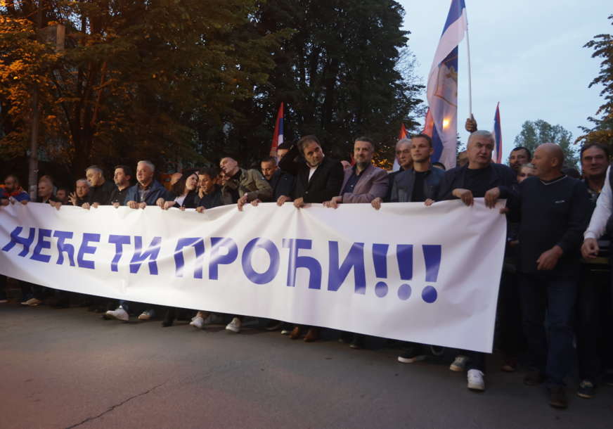 "NEĆE TI PROĆI" Građani krenuli u protestnu šetnju prema Trgu Krajine (VIDEO, FOTO)