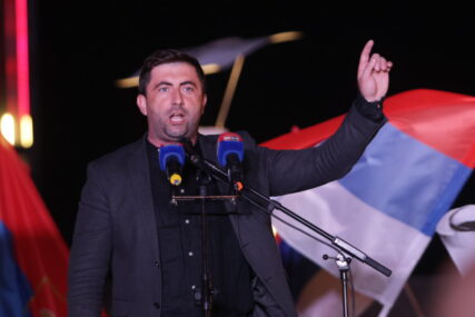 (FOTO) „Ako ministar ispuni obećanje, čestitaćemo mu“ Petrović se NEPOZVAN POJAVIO na sastanku Minića i poljoprivrednika u Bijeljini