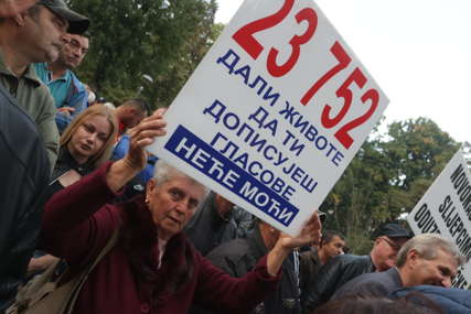 PROTEST U BANJALUCI "Moj sin je poginuo za Srpsku, a sad ga i mrtvog pljačkaju"