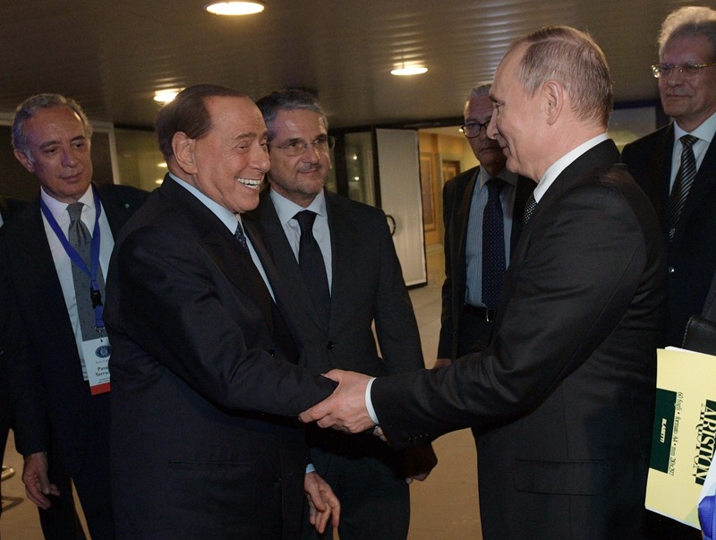 "Ponovo smo raspalili odnose" Berluskoni poslao vino i pismo Putinu za rođendan (FOTO)