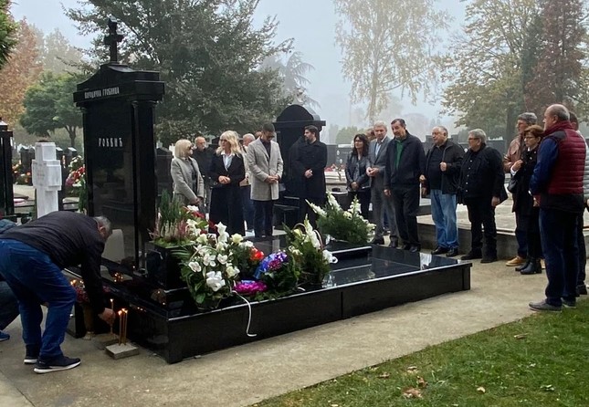 (FOTO) Održan pomen Marinku Rokviću: Porodica se okupila na groblju, a Nikola uputio ocu emotivne riječi