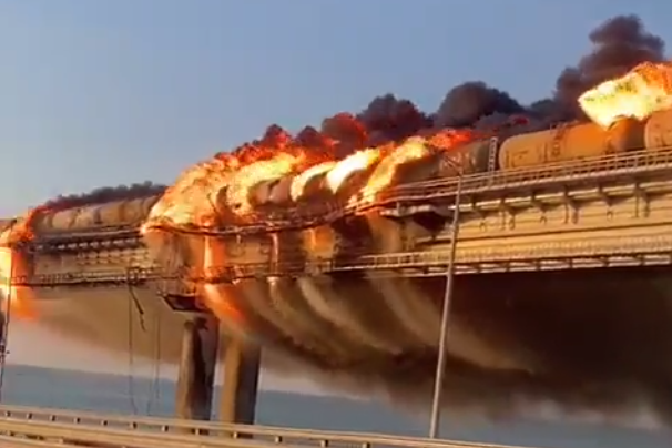 Ukrajinci pogodili most koji spaja Rusiju sa Krimom "Radovi na gašenju požara su u toku" (VIDEO)
