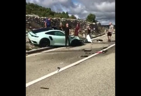Srećom izbjegnuta tragedija: Sudarili se automobil i cisterna, "porše" u neprepoznatljivom stanju (VIDEO)