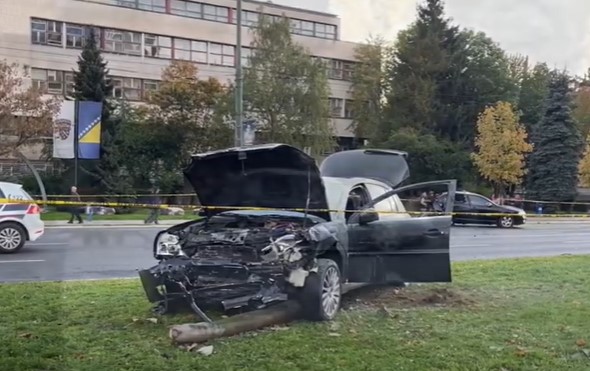 JEZIVI PRIZORI Stravičan sudar u Sarajevu, na jednom od vozila izbio požar (VIDEO)
