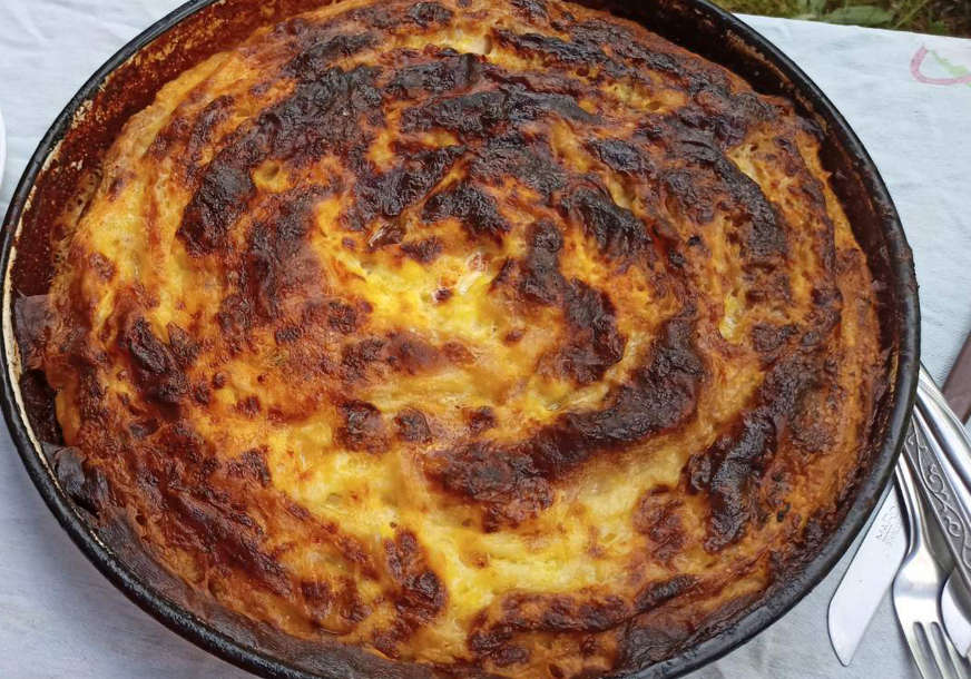 (VIDEO) Vječita rasprava burek sa sirom ili sirnica: Maksimilan napravio parodiju, na nasmijao sve do suza