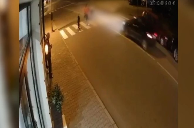JEZIV PRIZOR Majka sa troje djece prelazi ulicu na pješačkom, auto ne staje i kosi jednog dječaka (UZNEMIRUJUĆI VIDEO)