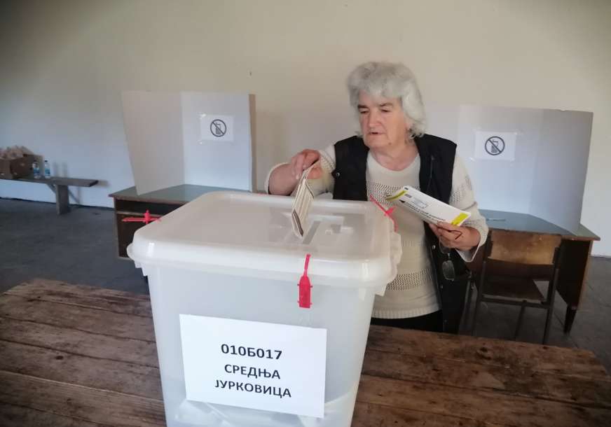 Ne vide, a nemaju uslova za asistenciju: Problem starijih birača u Gradiški (FOTO)
