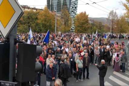 Protesti ispred OHR u Sarajevu: Okupljeni nezadovoljni potezima Šmita (VIDEO)