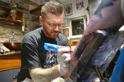 UMJETNOST SA MAŠINICOM Poznati tattoo artist Igor Pešić Pedi “oživljava” fotografije na koži