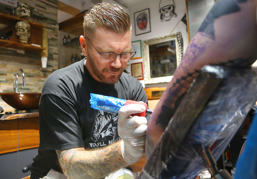 UMJETNOST SA MAŠINICOM Poznati tattoo artist Igor Pešić Pedi “oživljava” fotografije na koži