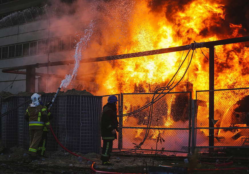 NASTRADALO 6 DJECE Požar “progutao” porodičnu kuću, poginulo najmanje 8 osoba