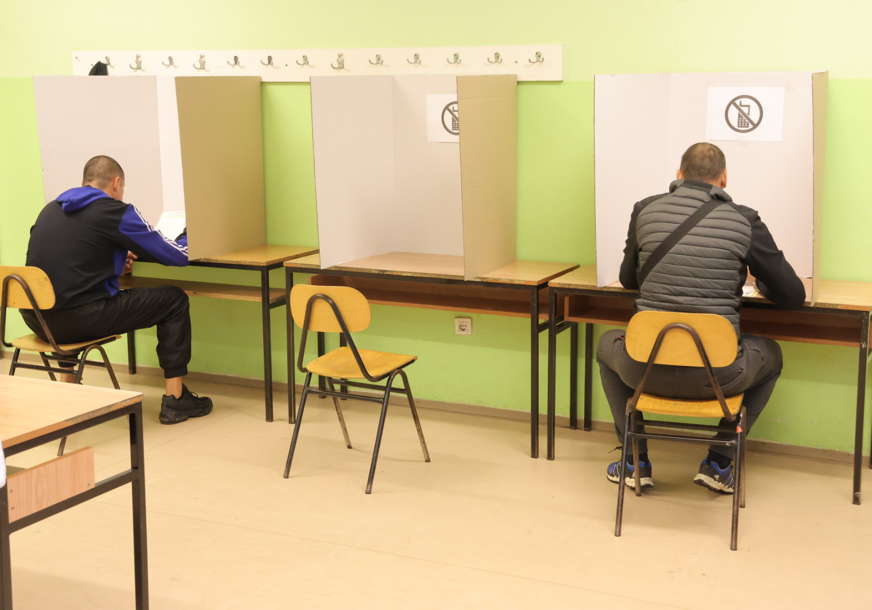 Hercegovci na glasačkim mjestima: Kasnilo otvaranje jednog biračkog mjesta u Trebinju