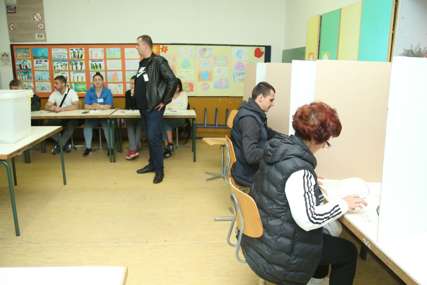 NOVA PRAVILA Glasačke kabine okrenute ka biračkom odboru i posmatračima (FOTO)