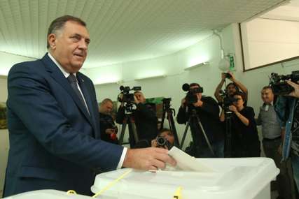 Okružen kamerama i objektivima aparata: Lider SNSD glasao u Laktašima (FOTO)