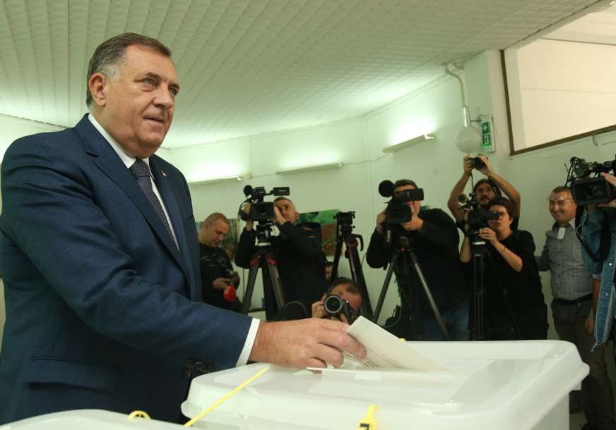 Okružen kamerama i objektivima aparata: Lider SNSD glasao u Laktašima (FOTO)