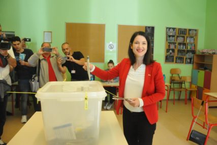Široki osmijeh na licu i crveni sako: Jelena Trivić glasala u Banjaluci (FOTO)