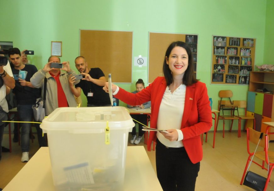 Jelena Trivić glasa na izborima