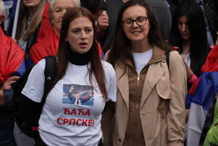 "ĆAĆA SRPSKE" Djevojka sa ovim natpisom na majici privukla je pažnju na mitingu "Otadžbina zove"  (VIDEO)