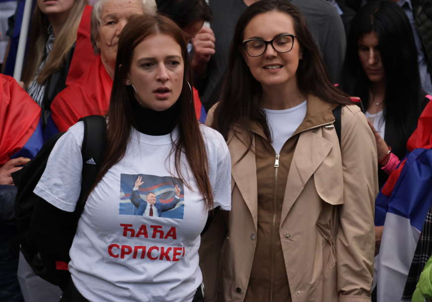 "ĆAĆA SRPSKE" Djevojka sa ovim natpisom na majici privukla je pažnju na mitingu "Otadžbina zove"  (VIDEO)