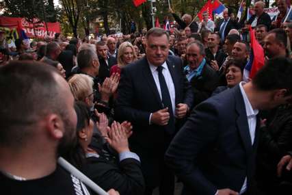 MITING U BANJALUCI U park stigli Dodik i brojni funkcioneri vladajuće koalicije (VIDEO, FOTO)