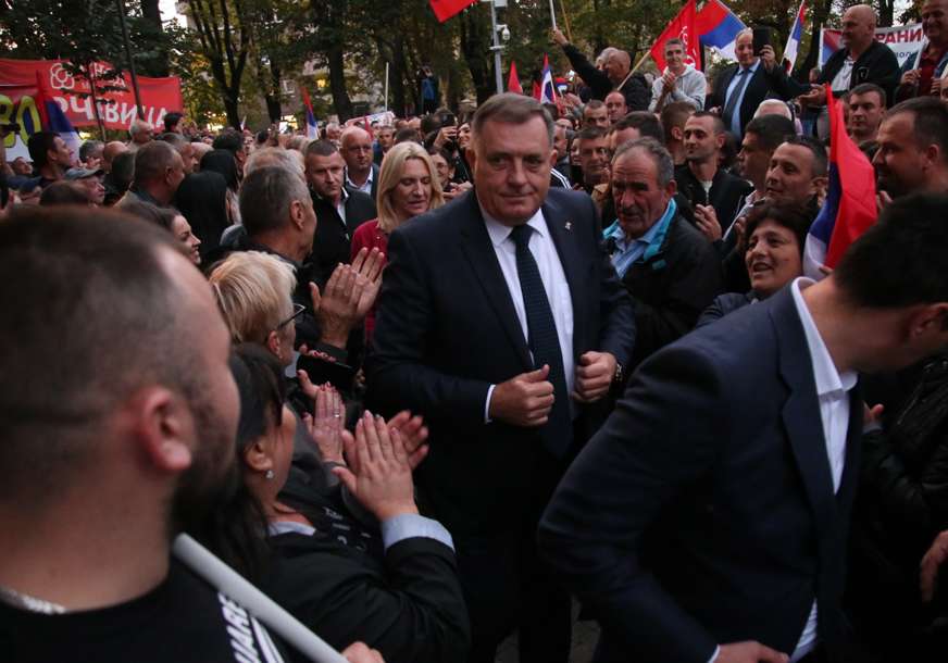 MITING U BANJALUCI U park stigli Dodik i brojni funkcioneri vladajuće koalicije (VIDEO, FOTO)