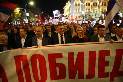 "Nakon napornog dana" Dodik se poslije mitinga opušta uz pjesmu i harmoniku (FOTO)