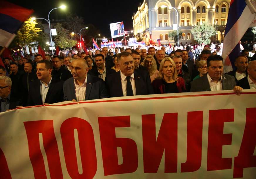 "Nakon napornog dana" Dodik se poslije mitinga opušta uz pjesmu i harmoniku (FOTO)