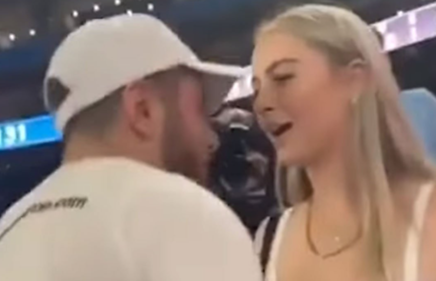 Scena koja je obišla planetu: Zaprosio djevojku tokom utakmice, pa dobio šamarčinu (VIDEO)