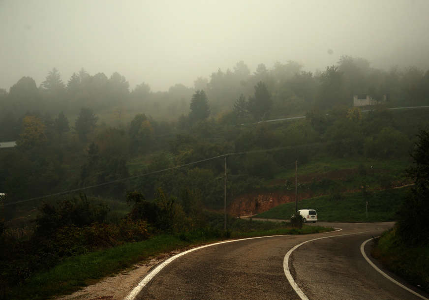 Otežano odvijanje saobraćaja: Kolovozi mokri i klizavi, magla u dolinama rijeka