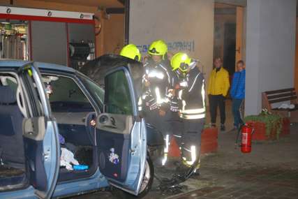 Požar uznemirio stanare: Zapalio se automobil na Starčevici (FOTO)