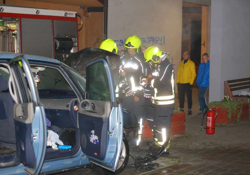 Požar uznemirio stanare: Zapalio se automobil na Starčevici (FOTO)