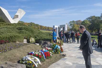 "Poruka sa ovog mjesta je gromoglasna - nikad više" Šmit odao počast žrtvama nacističke Njemačke u Kragujevcu (FOTO)