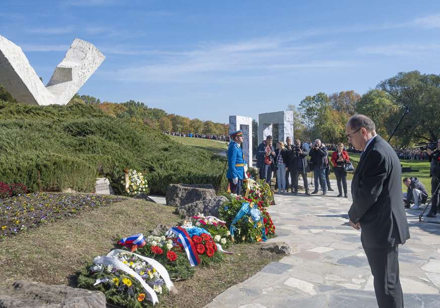 "Poruka sa ovog mjesta je gromoglasna - nikad više" Šmit odao počast žrtvama nacističke Njemačke u Kragujevcu (FOTO)