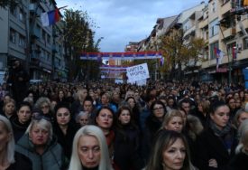 Traže povlačenje specijalne policije: Srbi u Sjevernoj Mitrovici protestuju zbog neispunjenih zahtjeva