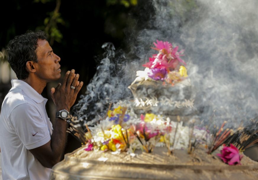 Budistički hram, vjernik se moli