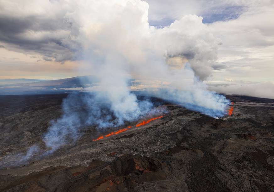 MIROVAO 40 GODINA Vulkan Mauna Loa izbacuje lavu 60 metara u visinu (FOTO)